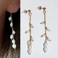 Orecchini a pendente con perle d'acqua dolce naturali e catena placcata oro 18 carati - Taglia unica / Orecchini con sei perle a chicco di riso