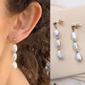 Eleganti orecchini pendenti con tre perle d'acqua dolce placcati oro 18K. - Taglia unica / Orecchini con perle barocche e distanziatori dorati
