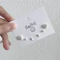 Süßes S925 Silbernadel Mini-Ohrring-Set mit weißem Herz- und Perlendesign auf Karte - 925 Silberstecker / Weißer Minimalistischer Geometrischer Stil (ZJ6266)