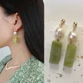 Elegante oorbellen met groene natuursteen en witte zoetwaterparels voor dames - Rechthoekige groene steen zoetwaterparel oorbellen / Goud/Wit/Groen