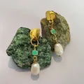 Elegante vintage oorbellen met natuurlijke groene stenen en barokke zoetwaterparels. - Franse stijl onregelmatige metalen vierkante groene steen oorbellen A / Goud/Groen