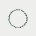 Primer plano de cuentas cilíndricas de piedra natural verde y separadores de plata - Pulsera verde bruma