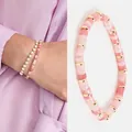 Elegante pulsera de piedras naturales rosas con separadores dorados, variante SKU en blanco - Rosa