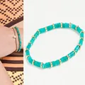 Elegante pulsera de piedras naturales turquesas con cuentas doradas para un estilo apilado - Pulsera Azul Mar