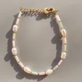 Elegante pulsera hecha a mano de piedras naturales y perlas en rosa y verde pastel. - Pulsera de perlas artificiales mezcla rosa y verde