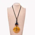 Collar largo geométrico minimalista de acrílico con colgantes azules y ámbar transparente - Colgante Geométrico de Bloques de Color Amarillo Mostaza (XL00071)