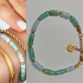 Pulsera de piedras naturales con cuentas cilíndricas verde claro y azul y dije de corazón. - Pulsera de mezcla verde y azul