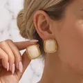 Eleganti orecchini a lobo quadrati in acciaio inox placcato oro e resina crema donna - Bianco