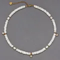 Dettaglio di una collana girocollo di perline in conchiglia naturale con ciondoli dorati - Catena di estensione 38+5 cm / Stile I (Stile Disco di Conchiglia Bianca con Triplo Pendente in Strass)