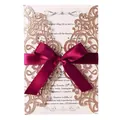 Elegante biglietto d'invito tagliato al laser glitter oro rosa con fiocco bordeaux - Oro mela glitterato (con cinturino fucsia)