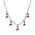 Vista dettagliata dell'elegante collana a ciliegia argento con gemme rosse e verdi - Collana Ciliegia in Strass Argento (12403)