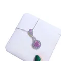 Nahaufnahme einer Vintage Halskette mit rosa Kristallblüte und funkelnden Kristallen - Einzelner Anhänger (Ohne Kette) / Rosa