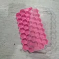 Bandeja de hielo de silicona de panal rosa de 37 rejillas con tapa - Nido de abeja 37 Rejillas (SIC-018A) / 16*10*2cm / Rosa