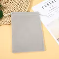 Pochette en velours gris avec cordon pour bijoux et cadeaux - 5x7cm / Gris clair