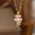 Élégant collier doré avec un pendentif en forme de fleur rose et cristaux scintillants - Fleur en Zircone Rose (9098)