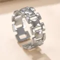 Vue détaillée d'une bague ouverte en acier inoxydable argenté au design de chaîne - Acier / Taille unique