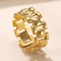 Gros plan détaillé d'une bague ouverte en acier inoxydable plaqué or 18 carats ajourée - Or / Taille unique