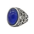 Vintage herenring van titaniumstaal met een grote ovale blauwe edelsteen op witte achtergrond - US 7 / Staal Blauwe Steen