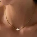Elegante collana placcata in oro 18 carati con pendente a croce laterale - Stile Croce a Strato Singolo 2 (x253) / 1 Pezzo / Argento