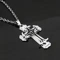 Gros plan d'un pendentif croix en argent multicouche avec détails noirs et une chaîne - Noir/Argent
