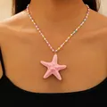 Bohemian bunte Perlenhalskette mit einem rosa Seestern-Anhänger an einem Modell getragen - Rosa Seestern (02 Kurzer Stil)