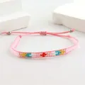 Bracelet tressé à la main en cordon rose avec perles colorées et nœud coulissant - Cordon rose avec petites perles colorées (F)