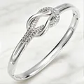 Brazalete de acero de titanio plateado con nudo y cristales brillantes para mujer - Estilo de Nudo / Plateado