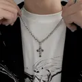 Collana con croce gotica in acciaio al titanio per uomo con un ciondolo nero decorato - Collana Croce Equatore