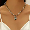 Elegante collana a catena argentata martellata con pendente in pietra acrilica nera. - Collana con Pendente Irregolare (8983) / Argento