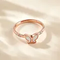 Gedetailleerde close-up van roségouden titanium stalen vlinderring met witte schelp en zirkoon - US 6 / Roségoud