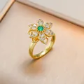 Anello a fiore placcato oro con zircone verde e cristalli micro-pave scintillanti - Oro