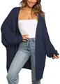 Cárdigan de punto azul marino de corte oversized con bolsillos sobre una camiseta blanca. - Azul marino / S