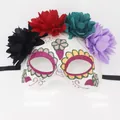 Vue détaillée d'un masque du Jour des Morts avec de grandes fleurs en tissu coloré. - Demi-masque Jour des morts avec quatre fleurs