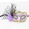Vue détaillée du masque du jour des morts avec fleur violette et voile en résille - Petites cornes violettes à résille à pois Jour des morts