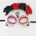 Gros plan d'un masque du Jour des Morts avec roses rouges et noires et motifs pailletés. - Demi-masque Jour des morts avec fleurs noires et rouges