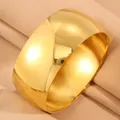 Hooggepolijste goudvergulde brede bolle roestvrijstalen armband met spiegelafwerking. - Gebogen gladde armring / 30mm Width / Goud