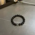 Minimalistisches elastisches Armband aus schwarzem Lavastein mit silberner Kreuzperle - Armband aus schwarzem Vulkanstein mit Kreuz / Mattschwarz