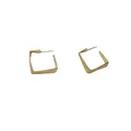 Detailansicht der minimalistischen goldenen geometrischen quadratischen Ohrringe für Damen - XJE0001