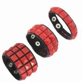 Detailansicht von drei roten Punk-Lederarmbändern mit quadratischen Nieten auf weiß - 3er-Set (S/M/L) / Rot