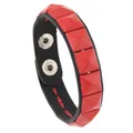 Punk-Lederarmband in Schwarz mit roten quadratischen Pyramidennieten und Druckknöpfen - Einreihige Nieten / Rot