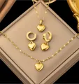 Ensemble de bijoux élégants en acier inoxydable doré avec collier et boucles d'oreilles. - Ensemble Coeur Quatre Pièces (FSY070)