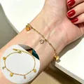 Goldfarbenes Titanstahlarmband mit Würfelanhängern und klaren runden Steinen. - 5494 Quadratisches Armband Gold