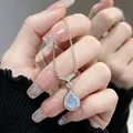 Detailopname van een zeemeermintraan-ketting met een lichtblauwe aquamarijn hanger - Aquamarijn Waterdruppel Stijl
