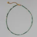 Dettaglio di una collana di perle in pietra naturale verde con accenti dorati. - Stile sfumatura di verde (15)