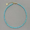 Dettaglio di collana di perline turchesi con ciondolo a cuore e catena placcati in oro 18k. - Stile perline celeste (18)