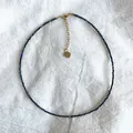 Vista dettagliata di una collana di perle in pietra naturale colorata con cuore d'oro - Stile perline multitono (29)