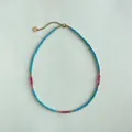 Elegante collana di perle con pietre blu turchese e rosa e accenti in oro 18 carati. - Stile perline blu e rosso (17)