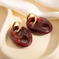 Orecchini a cerchio in oro stile francese con ciondolo ovale in resina marmorizzata - Orecchini a naso di maiale - Rosso (2093)