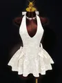 Elegantes weißes Halter-Minikleid aus Jacquard mit tiefem V-Ausschnitt und dekorativen Schleifen - Aprikose / S
