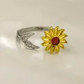 Modischer Kupfer-Angstring mit drehbarer Sonnenblume und funkelnden Kristallblättern - Buchstabe B
